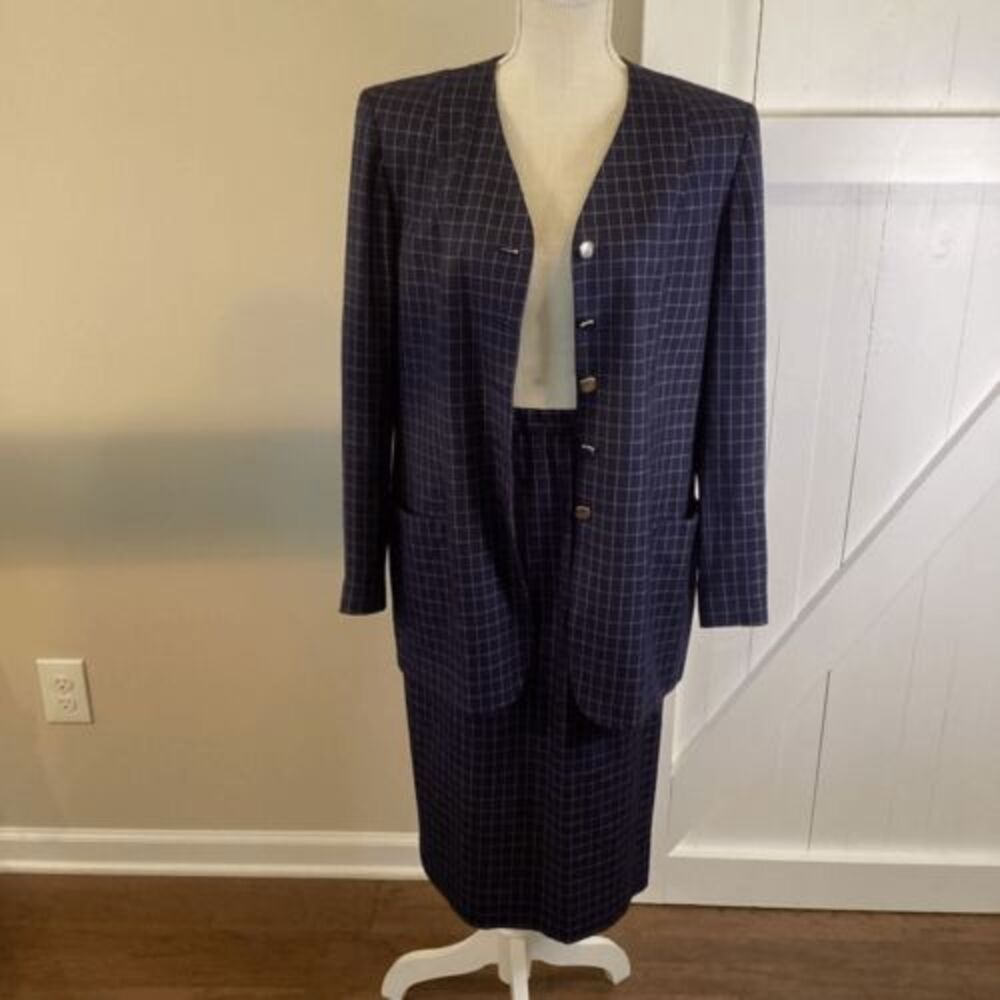 Ladies Pendleton flawless skirt suit‎ 2 piece set.  Pencil skirt & 5 button coat